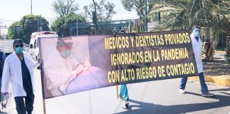 Private-sector doctors and dentists in Mexico City last week protesting the fact that they have yet to be vaccinated.
