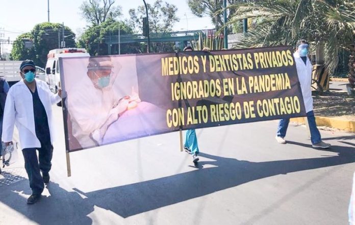 Private-sector doctors and dentists in Mexico City last week protesting the fact that they have yet to be vaccinated.