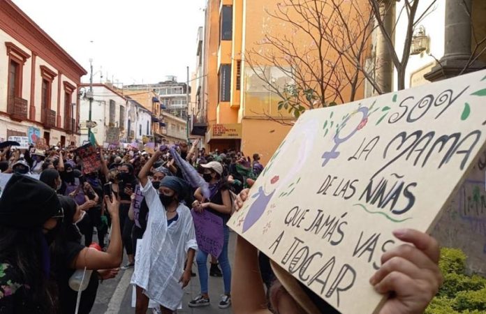 Women protesting gender violence in Cuernavaca, Morelos.