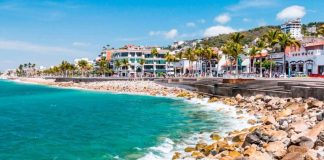 Puerto Vallarta is an international tourism destination that would fit Minister Clouthier's criteria for full vaccination of residents.