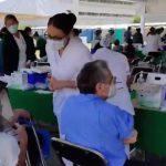 Oscar Sánchez (in blue) was given the nonexistent vaccine by a volunteer nursing student.