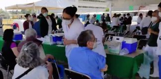 Oscar Sánchez (in blue) was given the nonexistent vaccine by a volunteer nursing student.