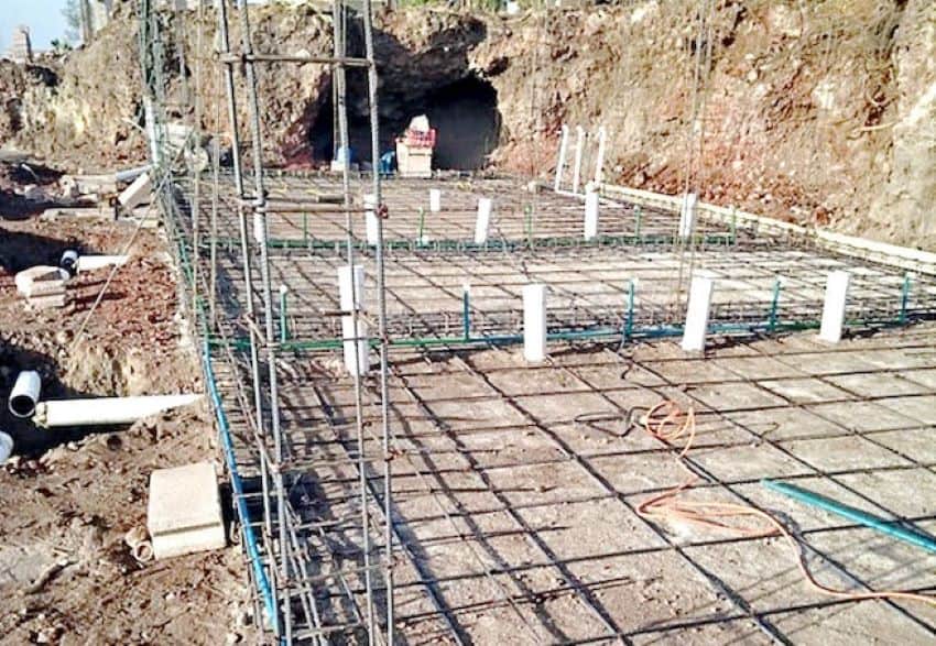 Construction scaffolding found on the land parcel in Oztoyahualco.