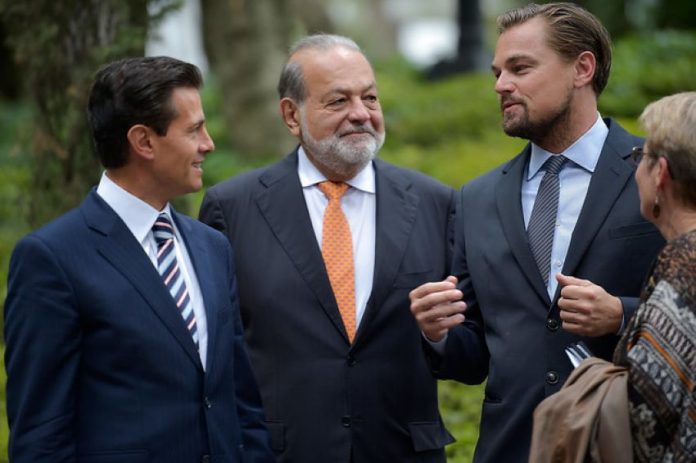 Carlos Slim (center) in 2017, chatting with then-president Enrique Peña Nieto and actor Leonardo DiCaprio.