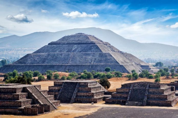 Mexico's historical preservation agency reported to México state authorities about illegal construction on private land at the protected Teotihuacán site.