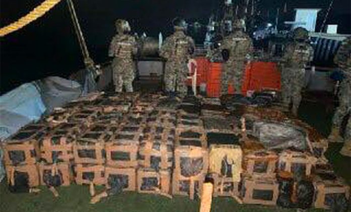 Marines and the cocaine seized off Nayarit.
