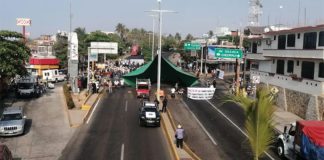 The blockade that has shut down the coastal highway in Puerto Escondido.