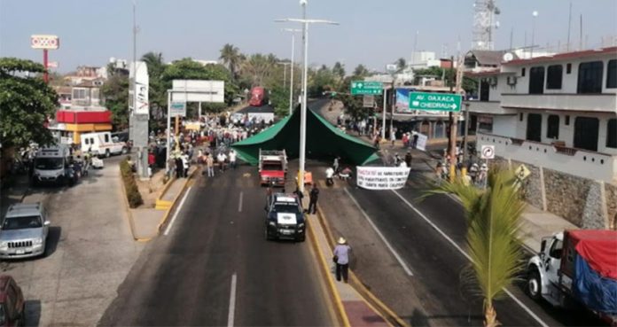 The blockade that has shut down the coastal highway in Puerto Escondido.