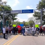 Protesters wait for the president in Villahermosa.