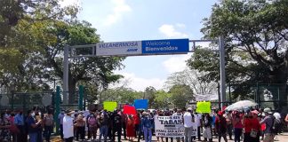 Protesters wait for the president in Villahermosa.