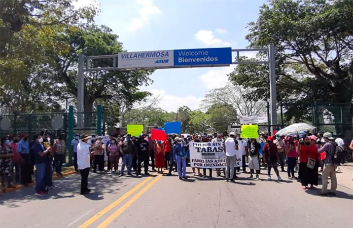 Protesters wait for the president in Villahermosa.