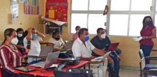 Teachers at a Campeche school at a meeting to prepare for the reopening of 137 primary schools in the state.
