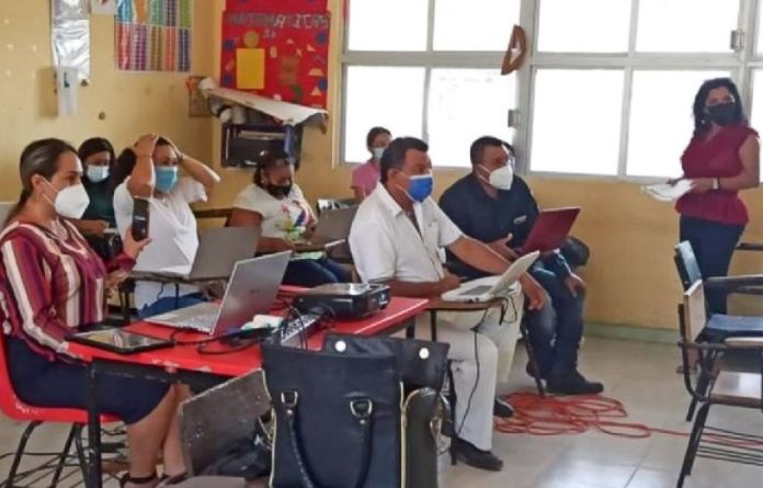 Teachers at a Campeche school at a meeting to prepare for the reopening of 137 primary schools in the state.