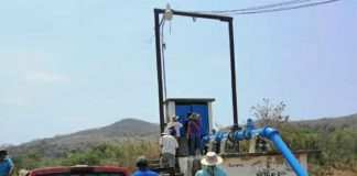The mayor and his supporters turn off the water Sunday to Puerto Escondido.