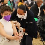 Woman gets vaccinated in México state