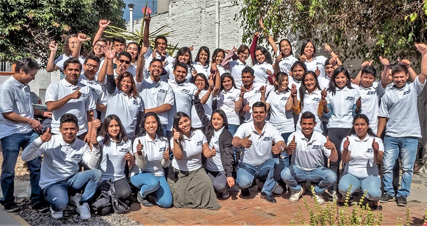 Group of Jóvenes Adelante recipients.