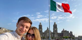 Travel YouTubers Ernestas Tyminas and Darina Karpitskaya on Mexico City's zócalo.