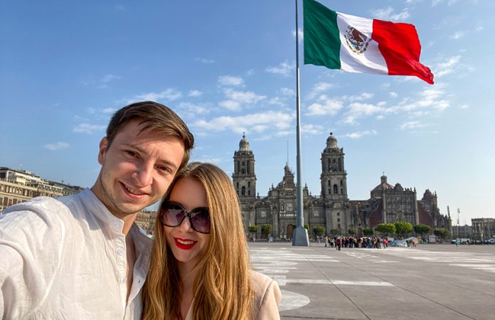Travel YouTubers Ernestas Tyminas and Darina Karpitskaya on Mexico City's zócalo.