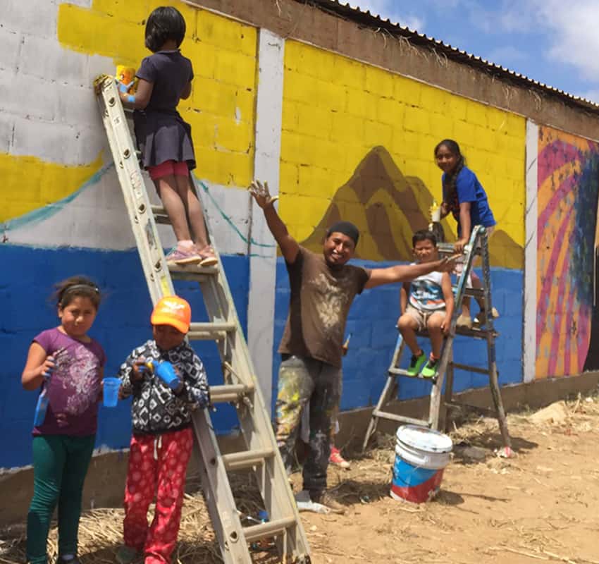 Rogelio Santos making mural in San Quintín, Baja California