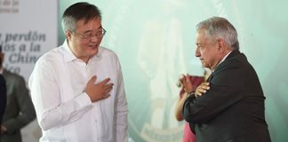 President López Obrador with China's ambassador to Mexico, Zhu Qingqiao, on Monday in Torreón.