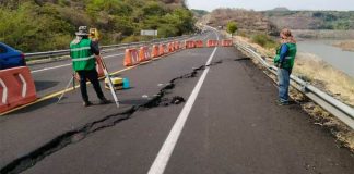 The crack that appeared this week on a major highway in Michoacán.