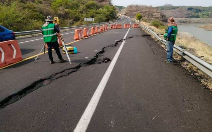 The crack that appeared this week on a major highway in Michoacán.