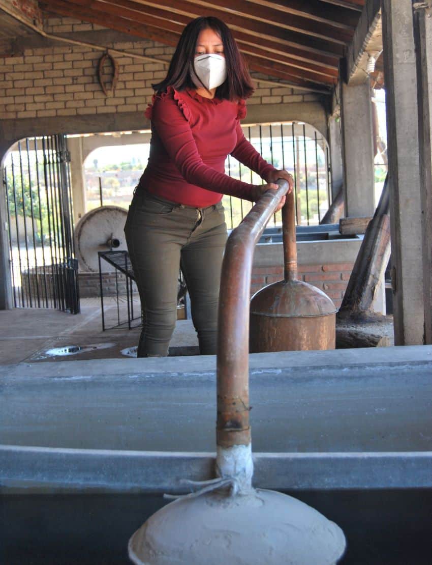 Lidia Hernández distilling