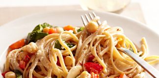 Pasta with arugula and chickpeas