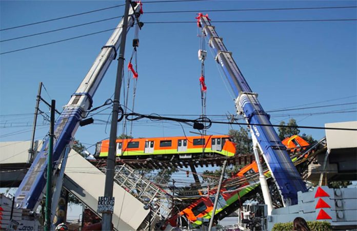 Cranes pick up a Metro carriage after Monday's accident