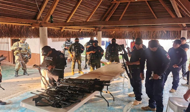 State police disarm municipal cops in Playa Vicente, Veracruz State police disarm municipal cops in Playa Vicente, Veracruz