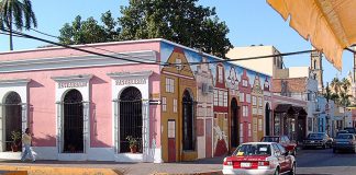 Calle Benito Juárez en Mazatlán center.