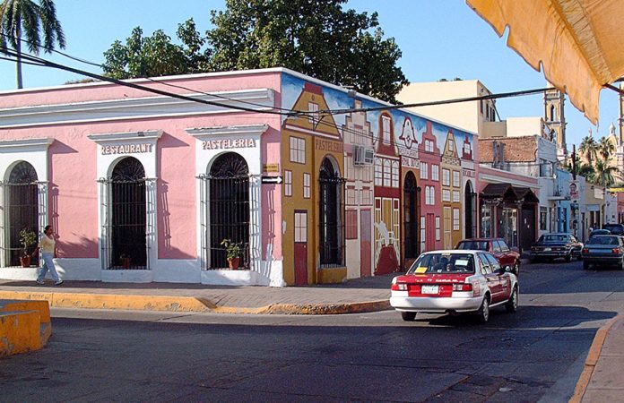 Calle Benito Juárez en Mazatlán center.