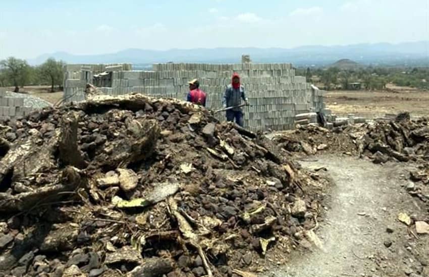 Workers doing illegal construction at Teotihuacan site.