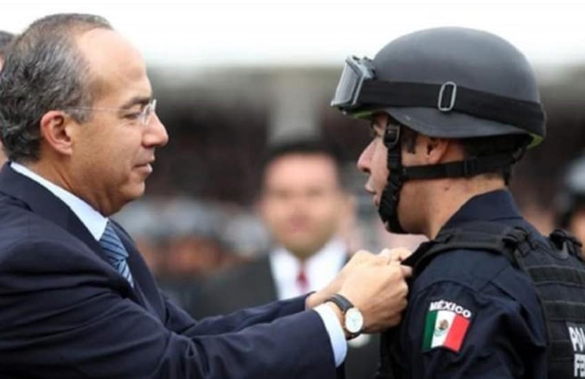 Felipe Calderon with Federal Police officer