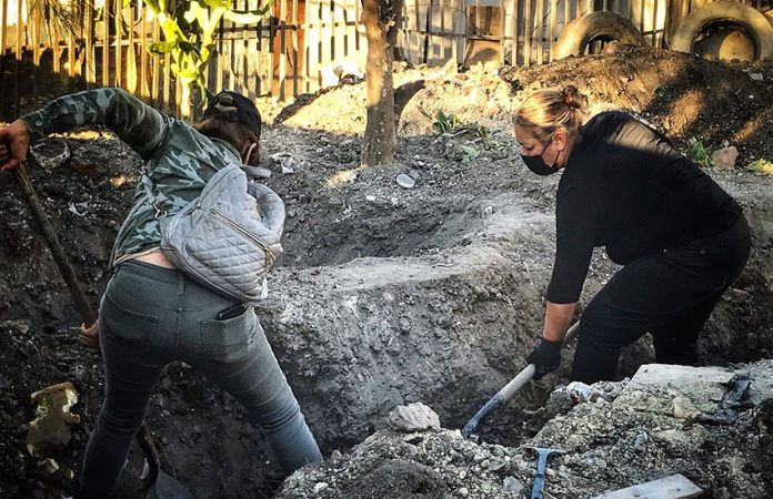 Tijuana family digs up clandestine grave