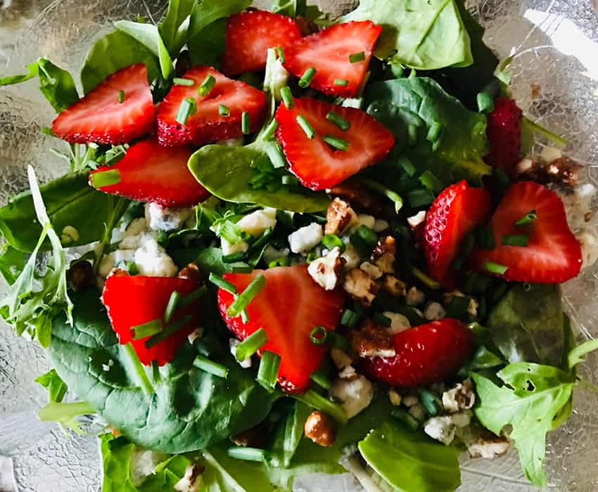 spinach and goat cheese salad with strawberries