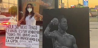 González at the roadside with her painting of Saúl Álvarez.