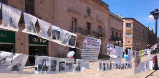 Posters of 'irresponsible fathers' on display in San Luis Potosí.