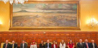Governors pose with the president at the National Palace.