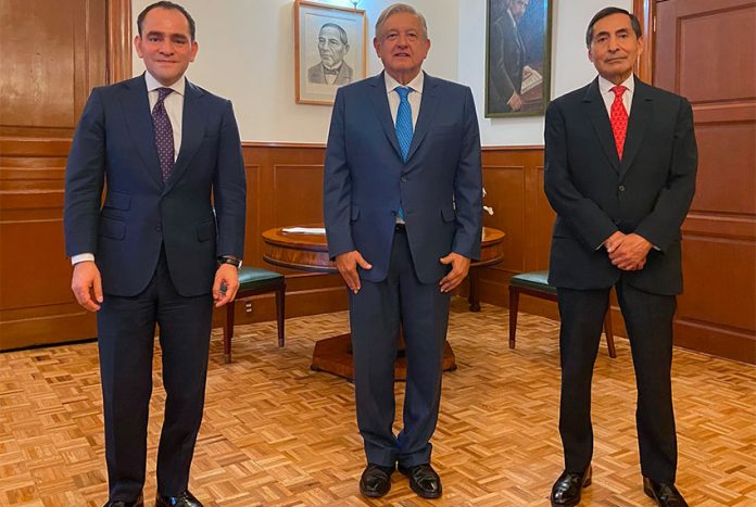The president with Herrera, left, and Ramírez at the National Palace on Wednesday.