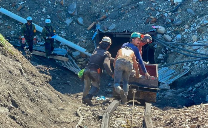 Rescue workers at the mine in Múzquiz.