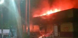 An electoral institute office burns in Tuxtla Gutiérrez.
