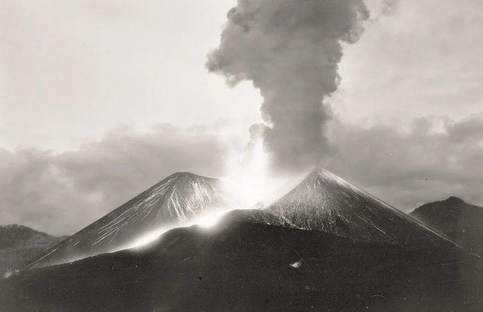 Paricutín volcano erupting 1943