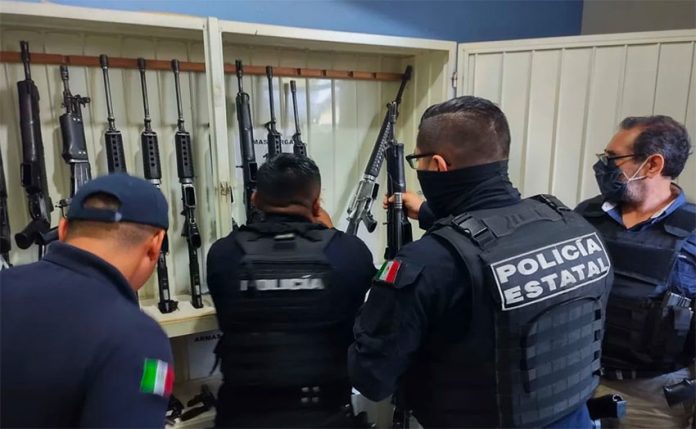 State police inspect weapons belonging to Zongolica municipal police.