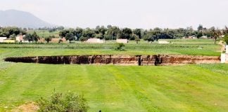 The growing sinkhole in Puebla continues to attract visitors.