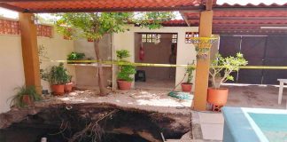 This sinkhole appeared in the patio of a home in Mérida.