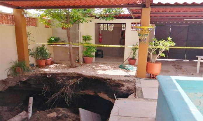 This sinkhole appeared in the patio of a home in Mérida.