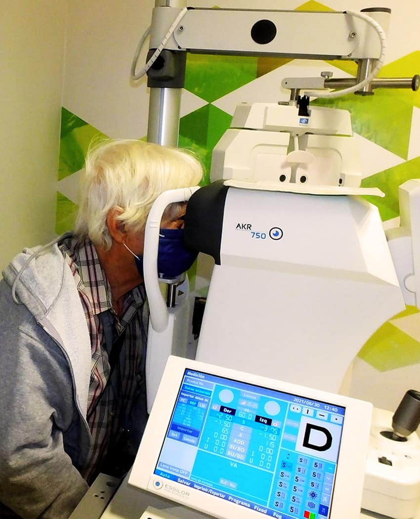 Woman receiving eye exam Salud Digna Guadalajara