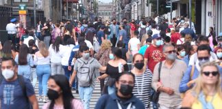 mexicans with face masks