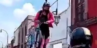 Cyclist makes a statement in Querétaro.
